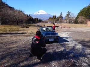 富士山をバックにオールドミニを撮影中